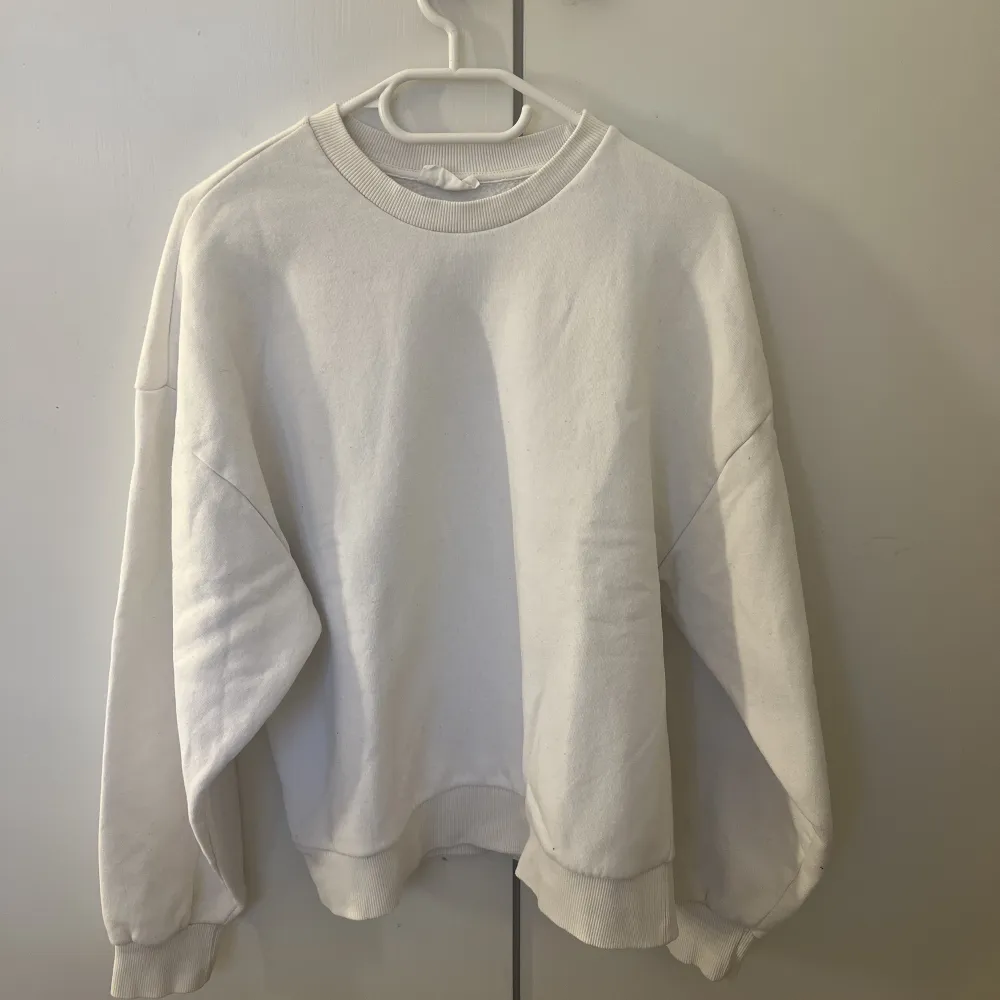 Vanlig super fin vit sweatshirt från gina i storlek S🤍. Tröjor & Koftor.
