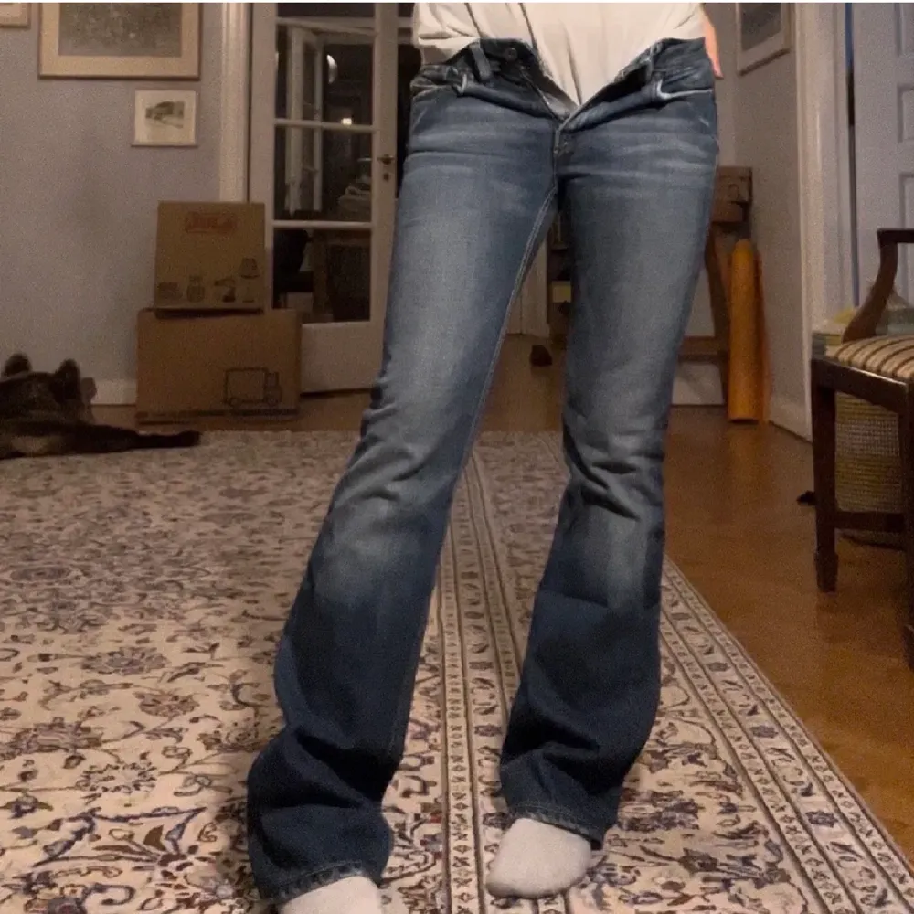 As snygga lågmidjade jeans med bootcut från diesel som tyvärr är för små Midjemått rakt över: 37 Innerbenslängd: 79 Lånade bilder från förra ägaren💕. Jeans & Byxor.