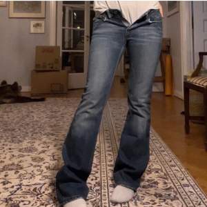 As snygga lågmidjade jeans med bootcut från diesel som tyvärr är för små Midjemått rakt över: 37 Innerbenslängd: 79 Lånade bilder från förra ägaren💕