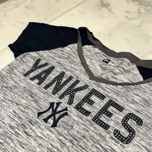 yankees topp med rhinestones  - söt yankees topp med rhinestones i bra skick