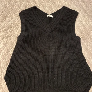 Y2k väst - Väst frn h&m som itne kommer till användning längre. Det står att storleken är xs men den är rätt så oversized.💕