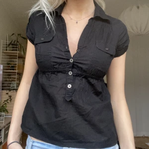 Skjorta - Säljer en av mina favvoblusar/skjorta med najs uringning så sjukt snygg att ha tex på fest osv👌🏽😍😍