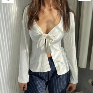 Topp - Säljer denna jätte fina topp från design by si då den aldrig kommer till användning. Använd en gång endast💓💓