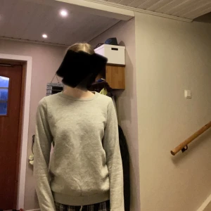 Grå sweatshirt - Vanlig basic grå sweatshirt/tjockare tröja från Stories💕Använd ca 2 gånger men inga fel!! Strl. XS, men sitter lite tajt runt armarna så kom ihåg det😅Därför den säljs.