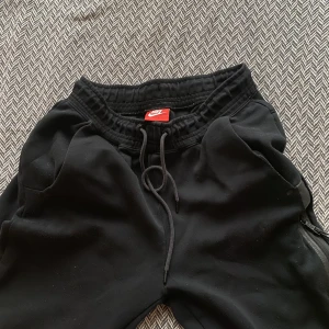 Nike tech - Inga hål eller fläckar, däremot kan det säkert synas täcken på användning, bytt stil och därav priset på varan vill inte längre ha dom och dom har inte använts på länge.