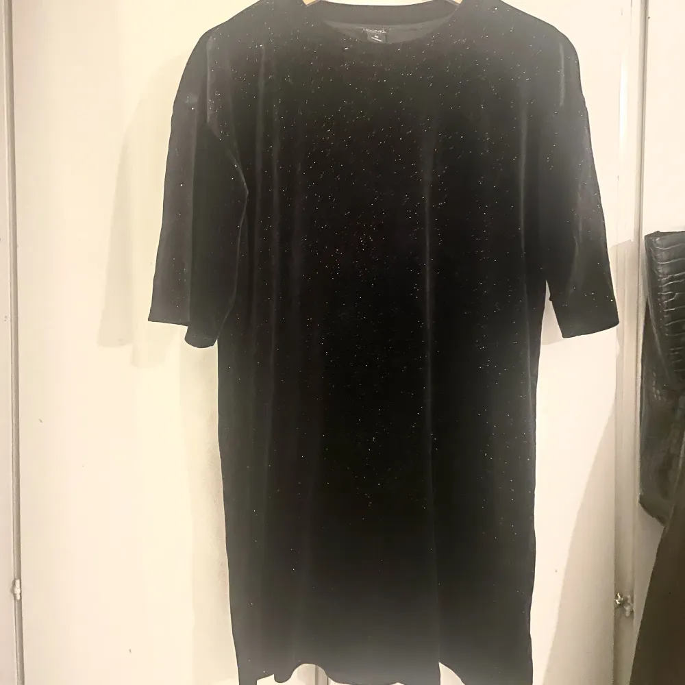 Kort T-shirtklänning i velour material med glitter  Strl: XS men oversized . Klänningar.
