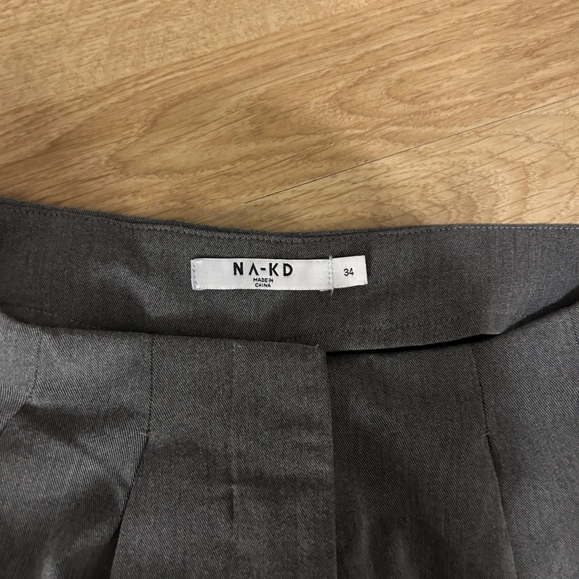 Grå kostymbyxor  - 90