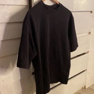 3st tröjor  - 1 svart 1 vit och en ellesse tröja 