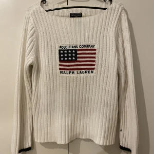 Ralph Lauren tröja  - Vintage Ralph lauren sweatshirt i storleken L men passar mer M (liten passform). I bra skick men tyvärr har den en liten fläck på ärmen och den syns i tredje bilden. Annars fin skick🤍🤍pris kan alltid diskuteras 