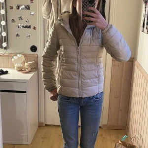 Beige jacka från ONLY - En super fin jacka i ny skick från only petite som aldrig är använd men tyvärr finns lappen inte kvar❤️ I strl xxs men skulle säga att den passar även xs och s.❤️