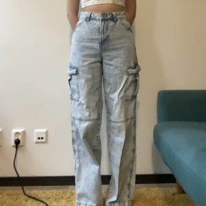 Cargo byxor  - Säljer dessa då dem är för stora för mig, storleken är 34 men skulle personligen kanske uppskatta dem till en 36. Jag är 164cm lång och dessa är lite för långa på mig. 