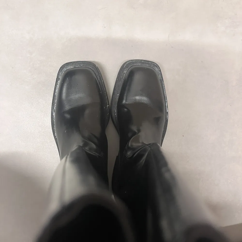 Säljer mina fina höga boots ifrån HM pga av för liten storlek. Använda 3 gånger, men inga defekter på skorna. Högre sula på skorna. Storlek 39. Nypris 599kr . Skor.
