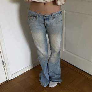 Snygga jeans med fina bakfickor! Modellen är 167. Skriv vid frågor eller för fler bilder 💓  Högsta bud får köpa (lägg prisförslag) ! Högsta budet: 520kr