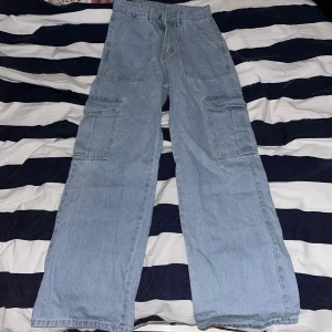 Blåa jeans cargobyxor - Cargobyxor i storlek xs. I jättebra skick. Säljer då de är för små på mig. Har använts en gång.  Köparen står för frakten ❤️