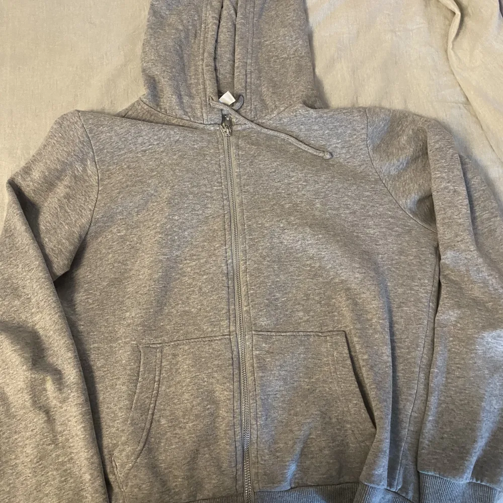 En fin grå hoodie från HM. Köpt här på plick. Strl s . Hoodies.