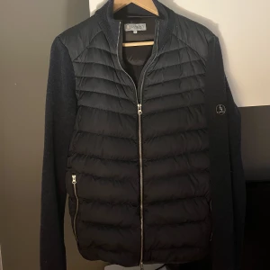 Cardigan jacka  - Tja, säljer nu denna snygg cardigan jackan som är perfekt inför hösten. Bra skick då jag använt den en del bara. Nypris ca 3200 kronor. Skriv vid funderingar! 