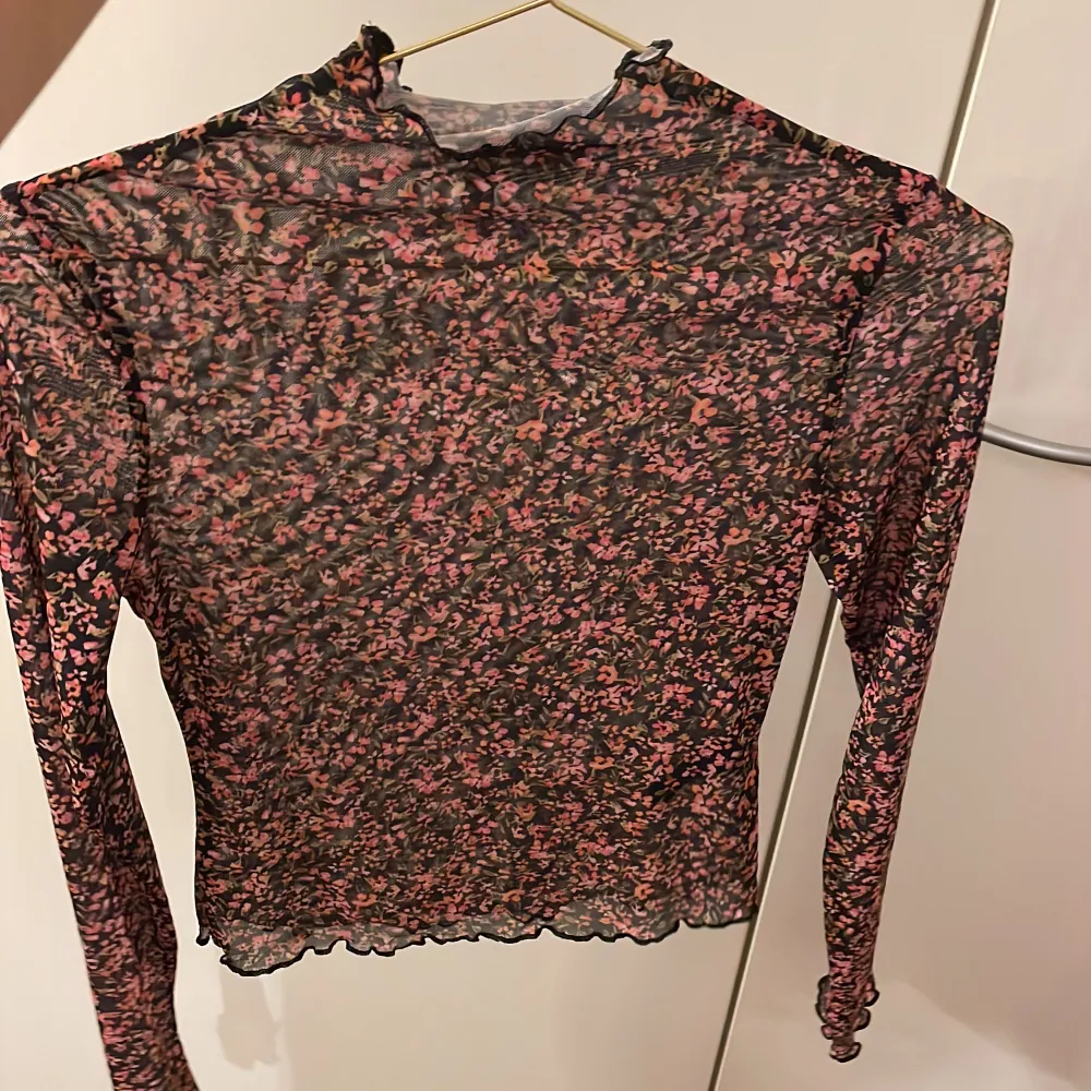 Säljer denna jättefina blommiga tröjan då den ser ut som intimissimi😂aldrig använd och är i exakt samma material! 💗💓. Toppar.