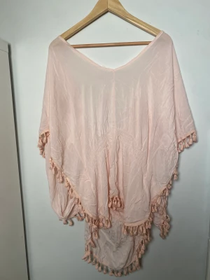 Supersöt rosa blus❤️ - Jätte gullig baby rosa blus som har ett unikt mönster och är öppen i ryggen. Den är i toppen skick och är i storlek M men passar nog L också❤️
