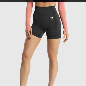 Gymshark shorts - Säljer dessa vital seamless gymshark shortsen då jag inte har så mycket användning för dom längre. Dom är i perfekt skick och inte använda jättemycket. Nypris 499kr.