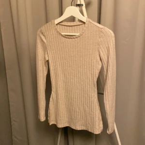 Tröja med slits - Typ aldrig använt  Finns i Holmsund men kan tas till Ersboda på vardagar 
