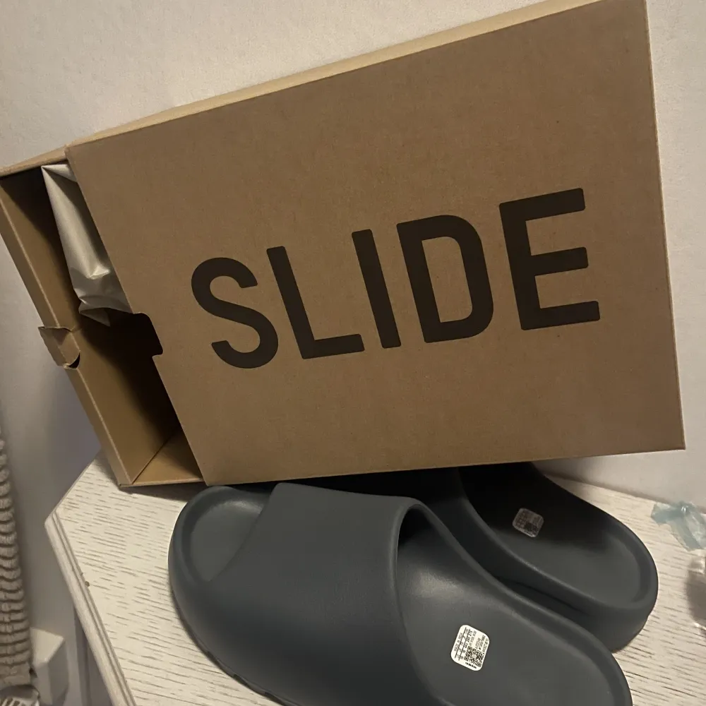 Yeezy slide Slate marine i storlek 44.5 Använts väldigt lite . Skor.