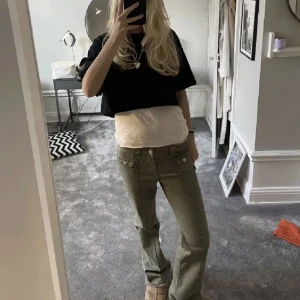Hm gröna jeans  - Säljer dessa sjukt populära hm jeans som inte går att få tag på längre som jag köpte i Italien 😍Älskar dessa byxor och vill inte sälja om jag inte får ett bra bud! Storlek 36 men passar 34! LÅNADE BILDER! Kom privat för egna bilder! 🥰