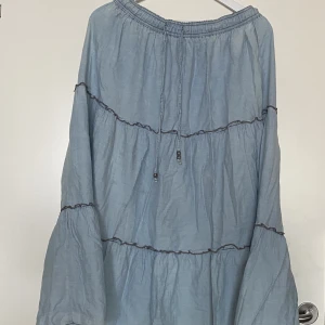 Fint skick kjol  - Fint skick kjol  👉Storlek:38/40 👉Pris:250:- 🌱Rökfritt finns kanariefågel hemma