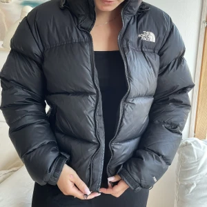 The North Face Jacka - Litet hål på armen som man ser första bilden, annars helt oskadd!😍