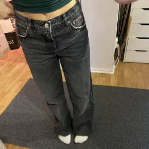 Vida jeans från zara i en snygg grå färg. Jag har klippt av dom, passar ca 160cm långa. Köparen står för frakten