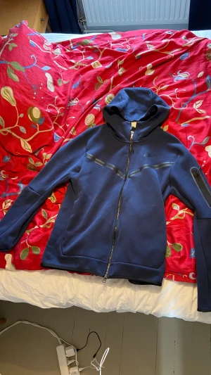 Nike tech fleece (mörkblå) - Hej nu säljer jag min helt nya nike tech, har aldrig använt den men den är väldigt bra skick och har bara tröttnat på den (pris kan diskuteras)