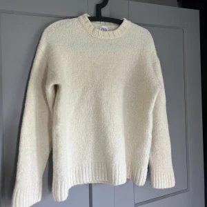 Vit Stickad tröja  - Vit stickad tröja ifrån zara, storlek m. Har inte kommit till användning alls. Säljer för 250 kr!  Skriv privat för fler bilder eller funderingar😊