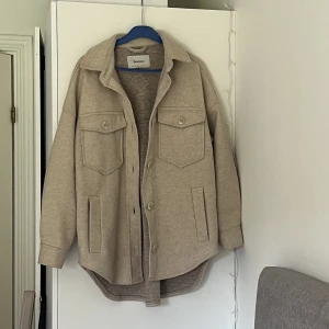 Höstjacka  - Säljer denna stradivarius höst jacka/kappa i en fin beige färg. Storlek XS Köpare står för frakt✨