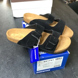 Birkenstock Arizona Storlek 44  - Säljer ett par helt nya Birkenstock Arizona storlek 44, svarta suede.  Skickas dubbelboxat. 