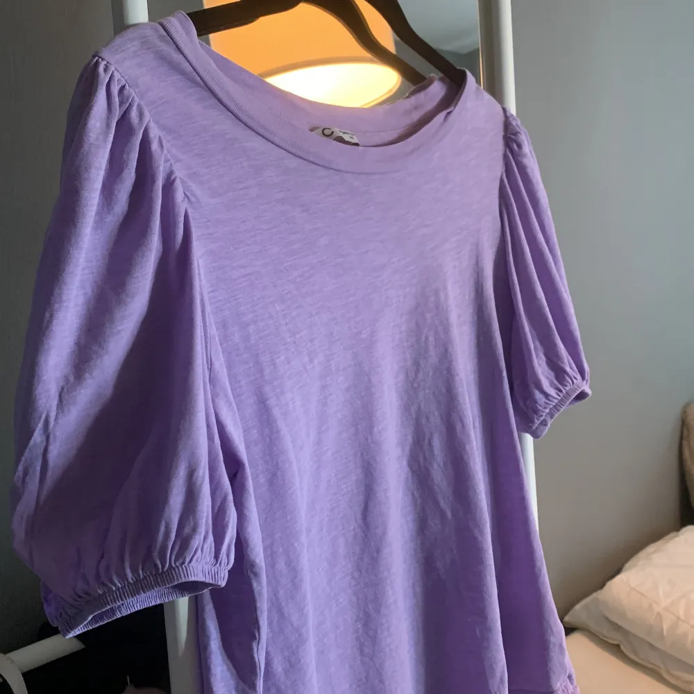 En lila tröja med jättefina ärm, använd några få gånger, storlek Xs säljer för 80kr😝. T-shirts.