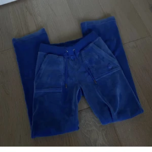 Juicy byxor  - Lägger ut igen pga oseriös köpare! Superfina juicy byxor i jättefint skick, stl xs men passar även s🤩💕