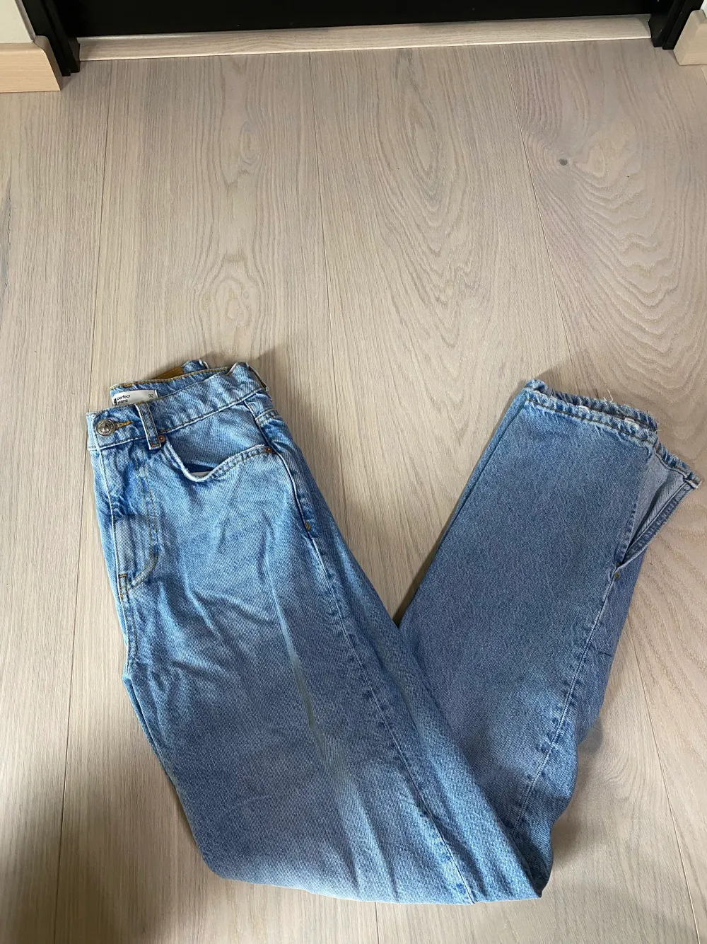 Blåa jeans med slits från gina i storlek 32. I nyskick, 150kr. Jeans & Byxor.