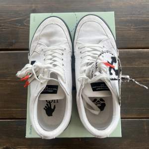 Ett par Off White Sneakers i storlek 39. Använda 5/10 gånger, säljer eftersom de inte kommer till användning längre. Nypris 4000kr.