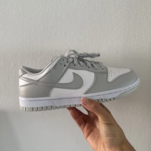 Nike dunk gråa - Helt nya dunk fint skick och bra kvalite 10/10, storlek 42