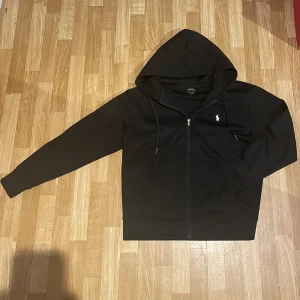 Ralp lauren zip up - Polo zip up Skick 10/10 Skriv om du har frågor om pris eller annat.