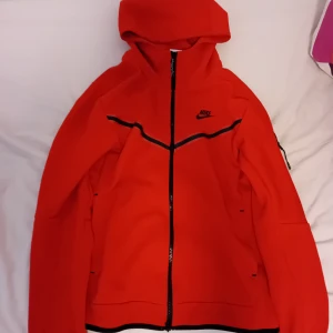 Röd Nike Tech Fleece - Röd Nike Tech Fleece storlek S. Väldigt bra skick, pris kan diskuteras!