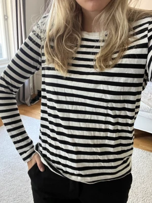 Randig T-shirt - Säljer denna långärmade randiga T-shirten från zalando som blivit för liten för mig💕