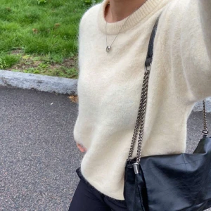 &other stories tröja - säljer denna jättefina &other stories tröja! Kom med budförslag   eller köp direkt för 500kr🤍