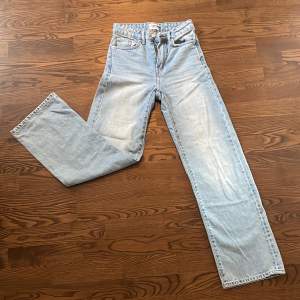 Hödmidjade ljusblåa jeans från Lager 157. Är som ny. 