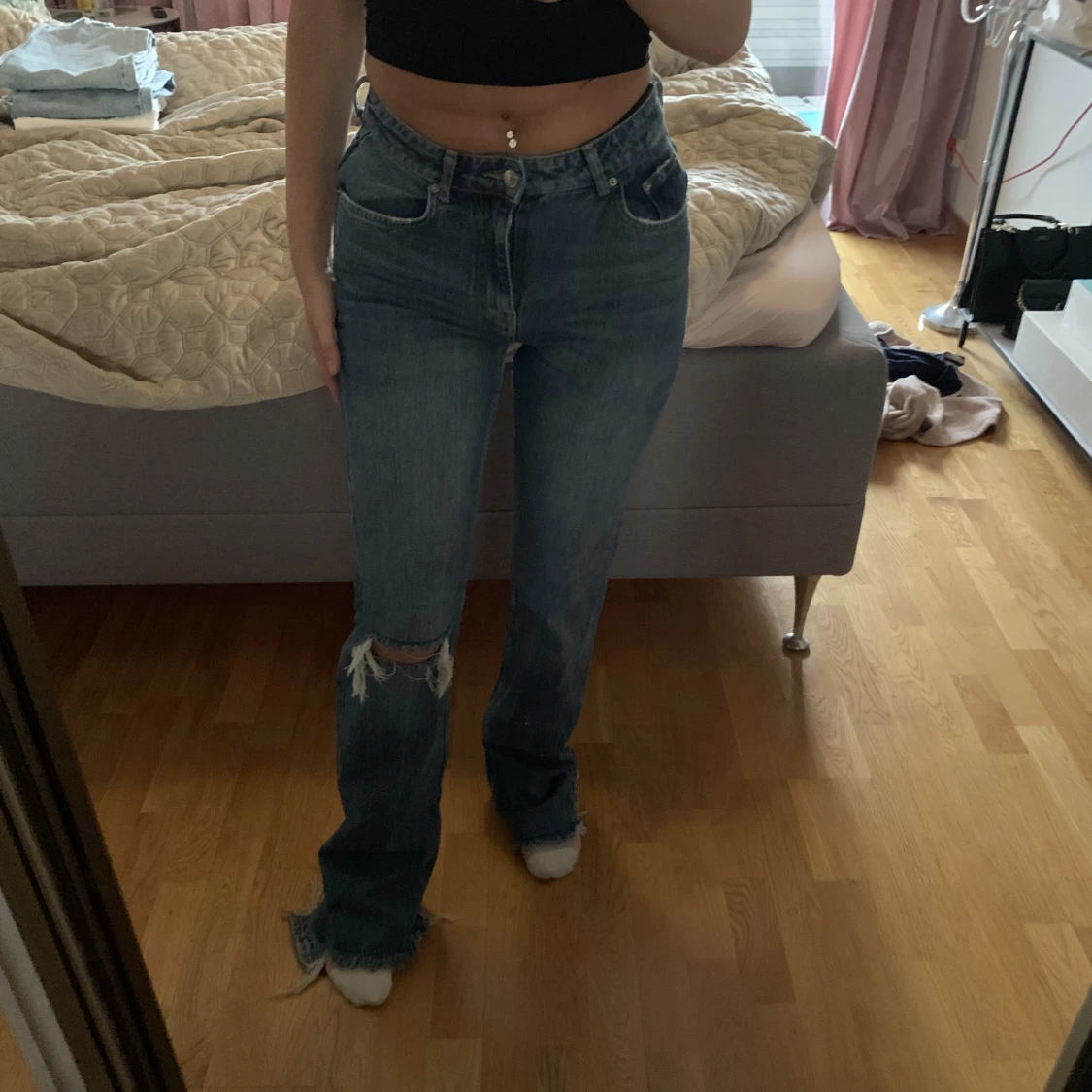 Raka jeans med hål i knät - 90