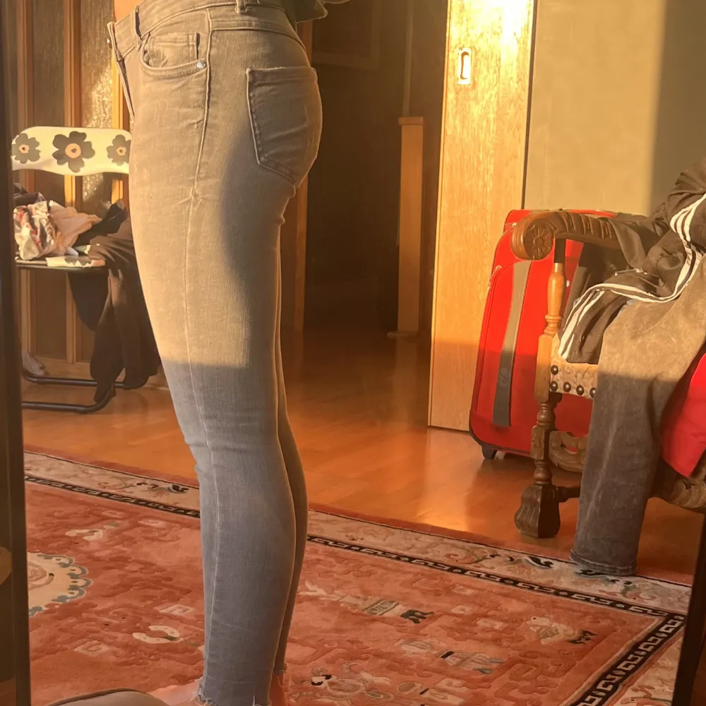 Superfina gråa skinny jeans som bara är använda några fåtal gånger❤️ Inga  defekter förutom att skärp grejen är lite trasig (se på bild tre)❤️ Passar mig som är 159❤️ . Jeans & Byxor.