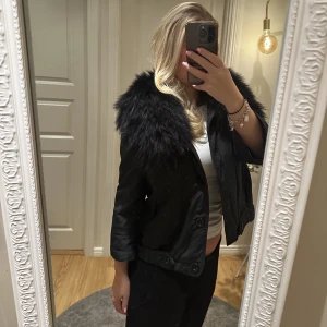 Jacka  - Jacka från moschino med pälskrage, storlek 10 men motsvarar en S skulle jag säga, jättefint skick!