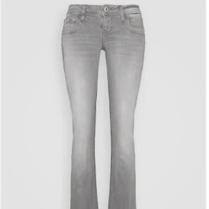 ltb jeans - säljer dessa grå ltb jeans modell velerie jeans bootcut. Dom är lågmidjade nästan aldrig använda o super snygga nu till hösten ❤️bud på 690