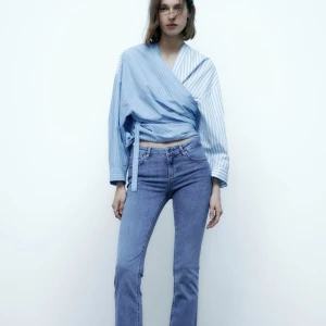 Jeans Zw The Low Rise Bootcut  - Lågmidjade zara jeans som aldrig kommer till användning. Endast testade. Kom privat för mått och fler bilder. Och pris kan diskuteras!💕