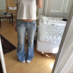 Lågmidjade bootcut jeansen - De perfekta lågmidjade bootcut jeansen med så najs fickor, jag är ca 170