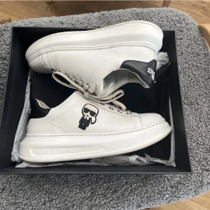 Karl Lagerfeld skor - Karl Lagerfeld skor, sjukt bekväma och snygga, passar till allt. Bra skick❤️